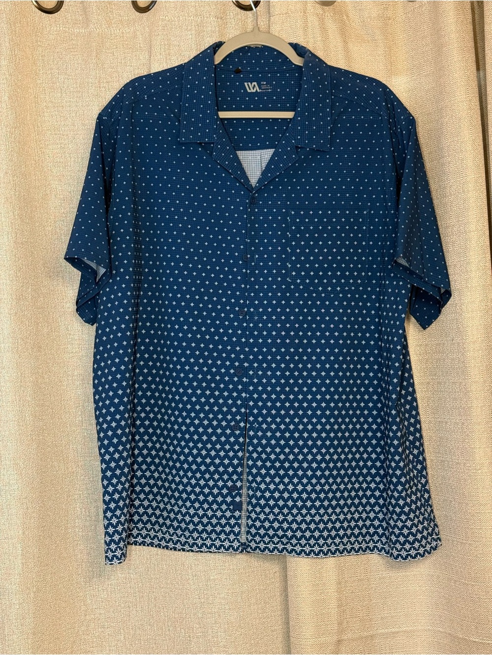 Lightweight Blue Short-Sleeve Button-Down Shirt with Subtle Geometric Pattern